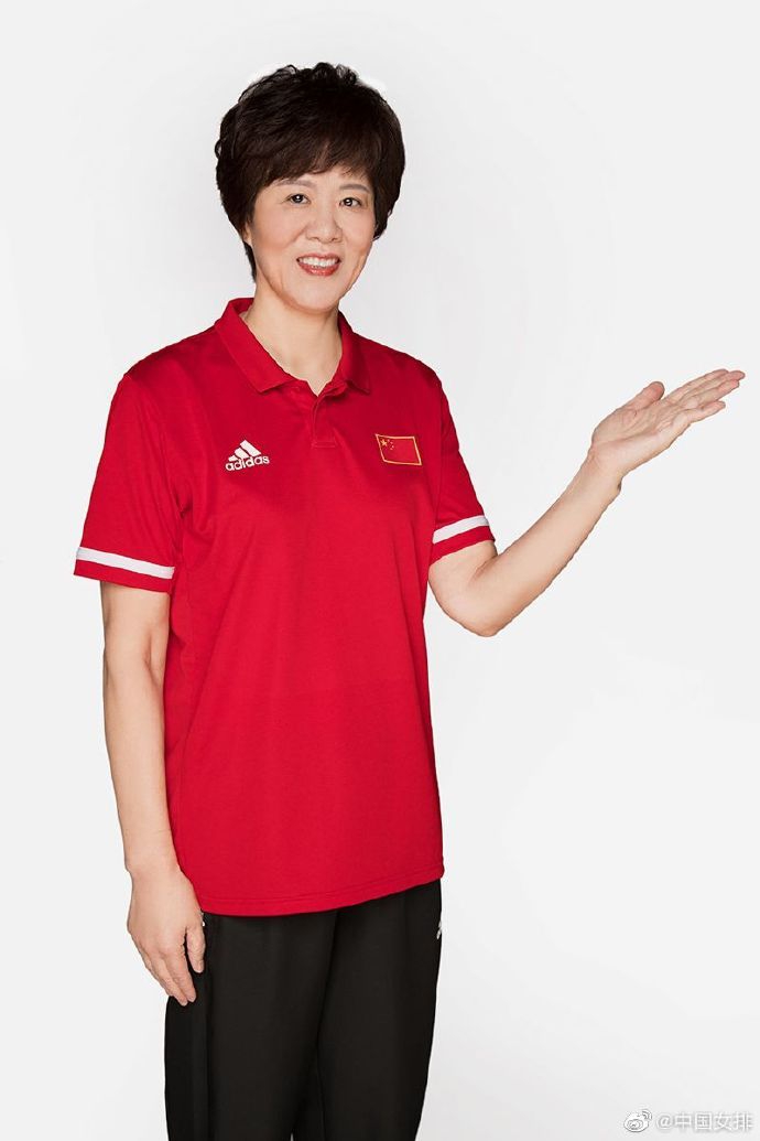 郎平拍摄女排定妆照