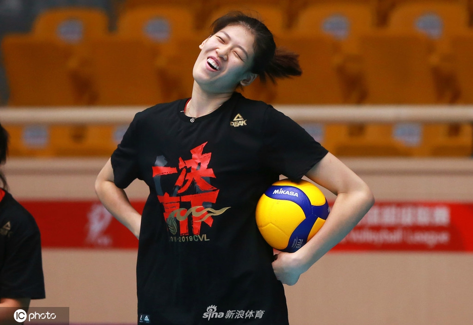 天津女排备战朱婷很投入