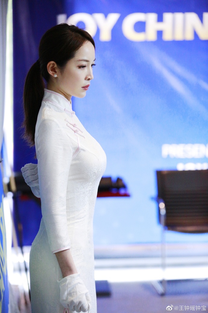 台球美女裁判旗袍秀