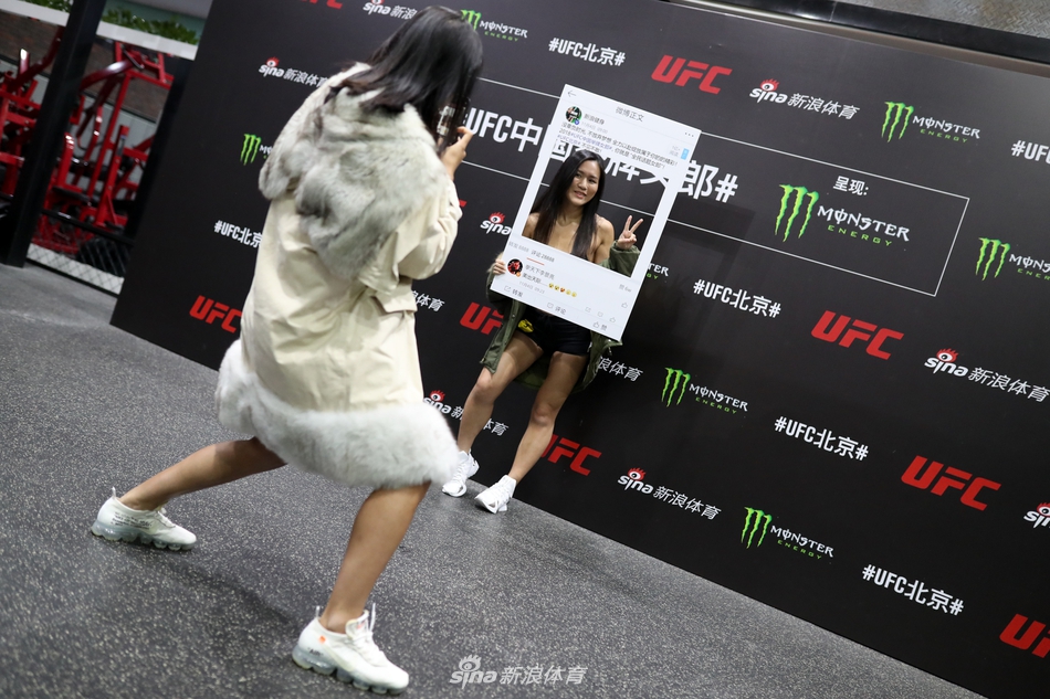 ufc中国举牌女郎top10现场美照 小姐姐现场炫技