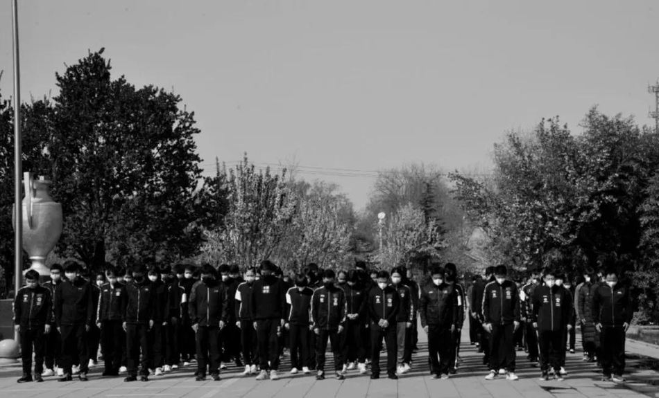 国乒悼念牺牲烈士和逝世同胞