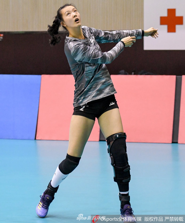 江苏女排备战张常宁带恢复护具