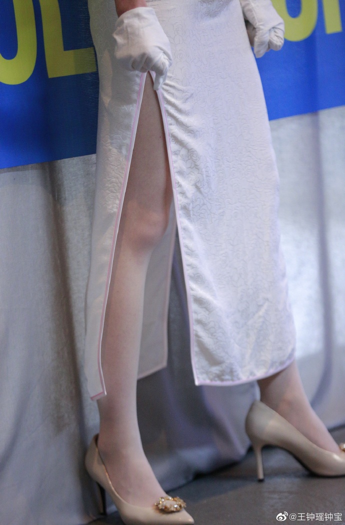 台球美女裁判旗袍秀