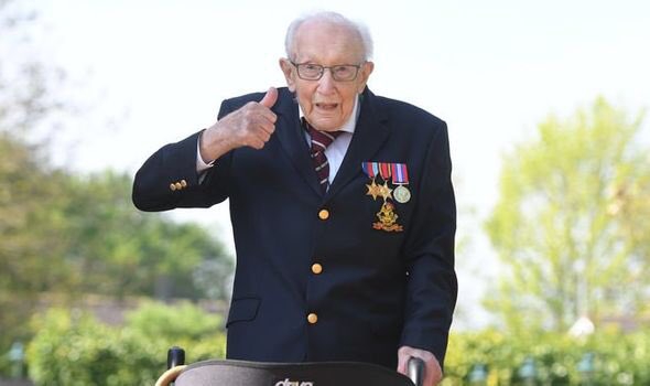 99岁二战老兵步行为医护募集资金