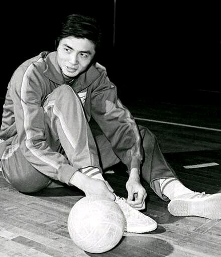 汪嘉伟:1997年―2000年任男排主教练