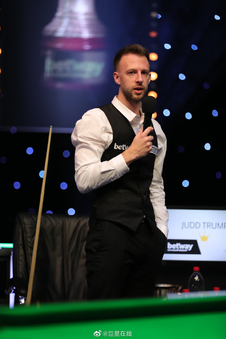 英锦赛罗伯逊三冠热吻爱妻