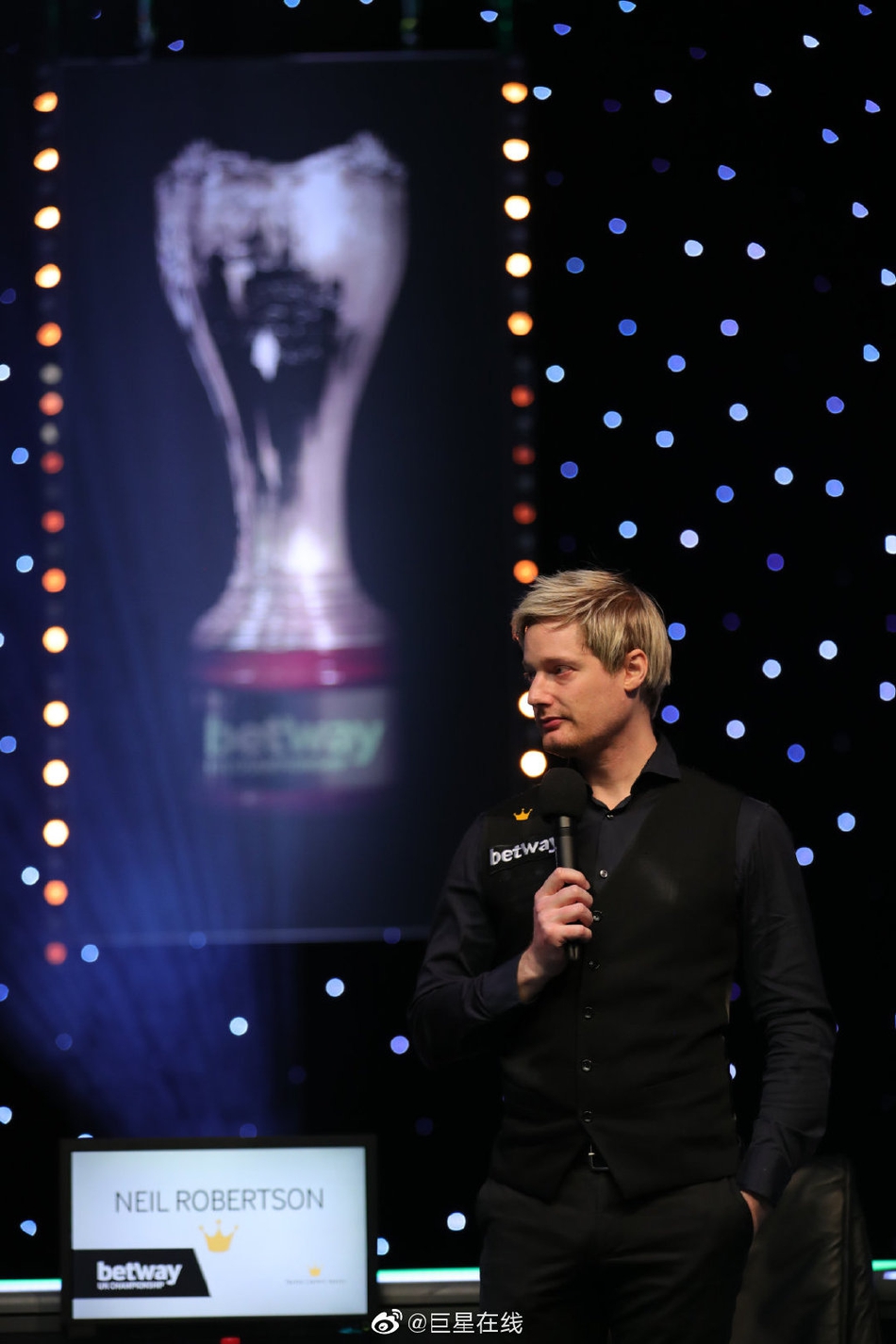 英锦赛罗伯逊三冠热吻爱妻