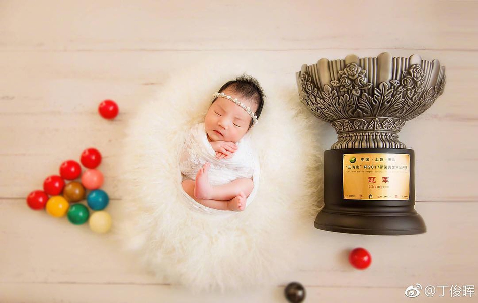 丁俊晖教一岁女儿拿球杆