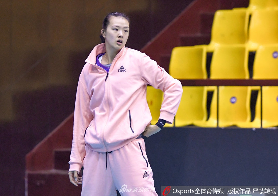 江苏女排备战张常宁带恢复护具