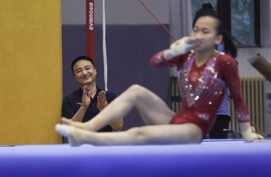 教练乔良（左）为队员陈一乐鼓掌