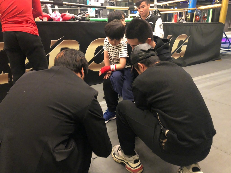 虎父无犬子！邹市明两爱子练拳击