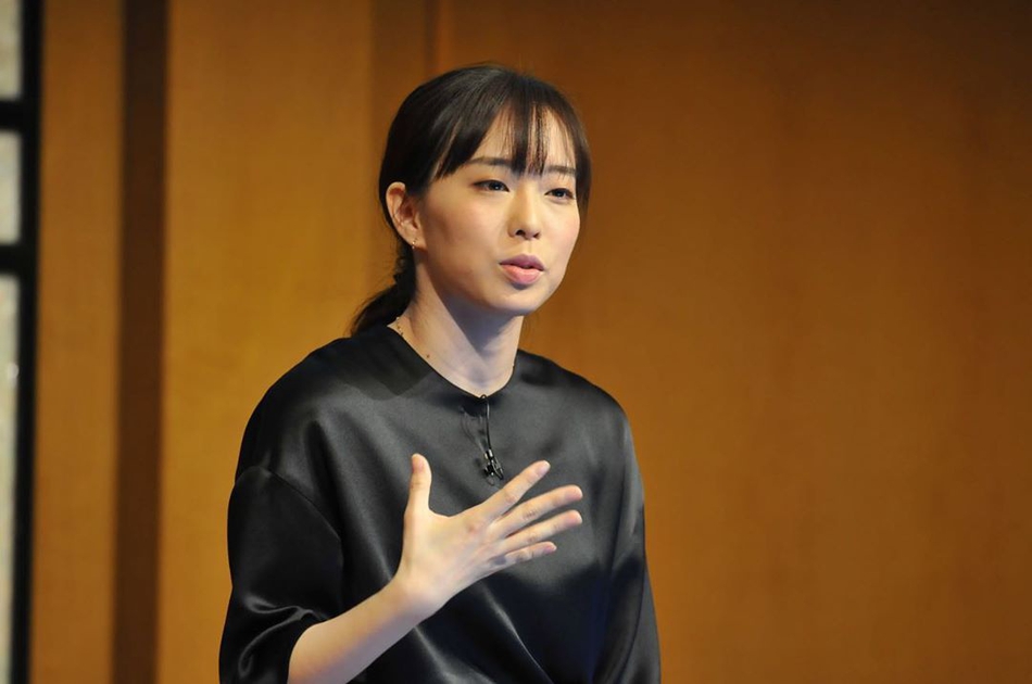 石川佳纯穿黑色礼服秀美恬静