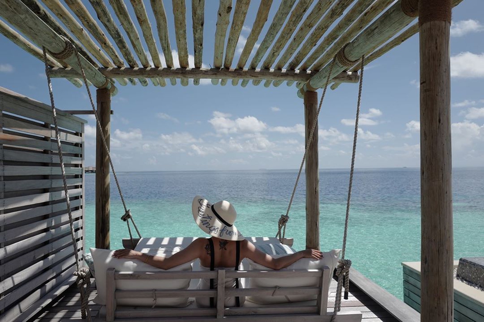 何雯娜孕期在海岛度假把美好定格