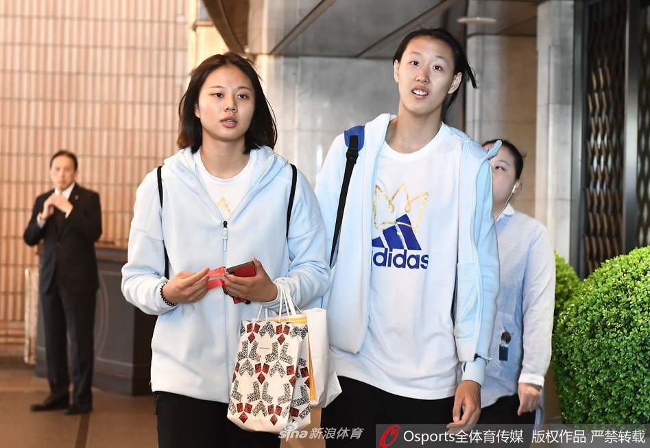 中国女排启程前往横滨