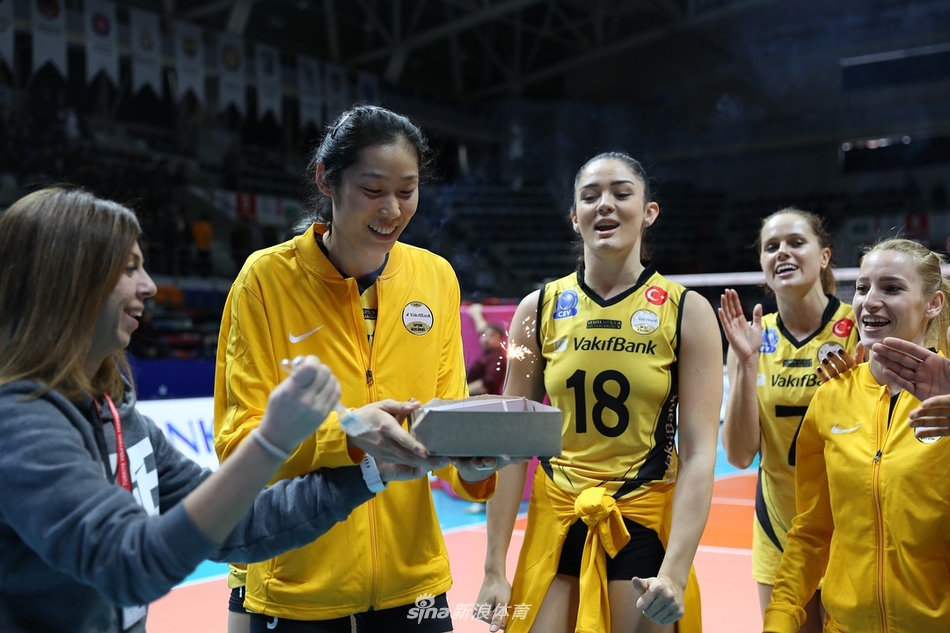 朱婷轮休球队告捷赛场过生日