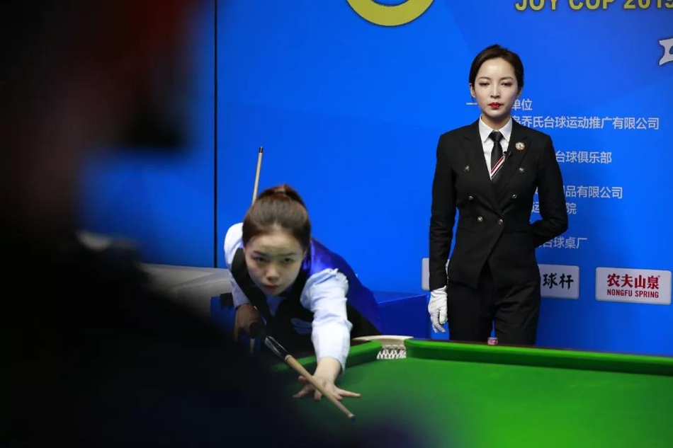 最美台球女裁判王钟瑶执裁