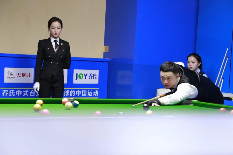 最美台球女裁判王钟瑶执裁