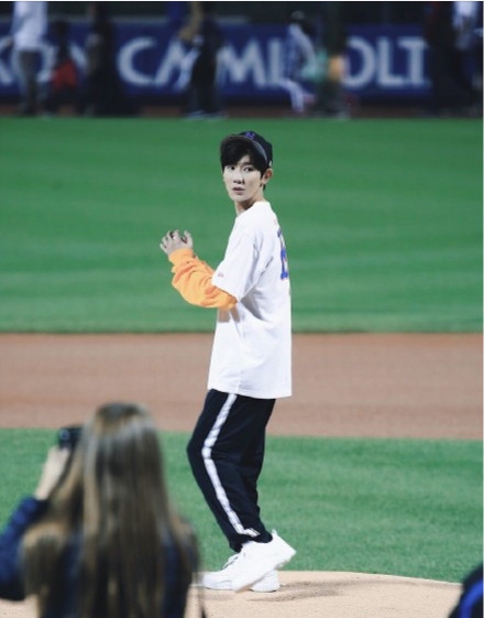 王源美职棒开球