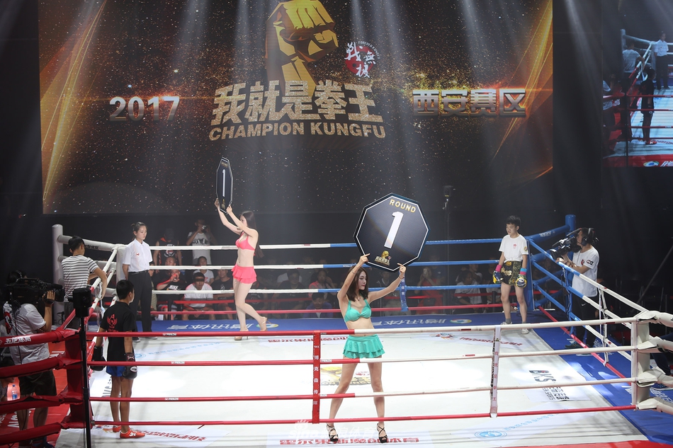 举牌宝贝大秀婀娜身姿_高清图集_新浪网