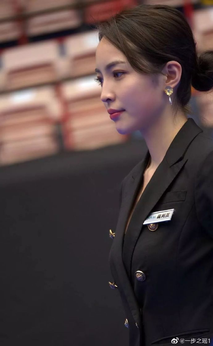 台球美女裁判旗袍秀