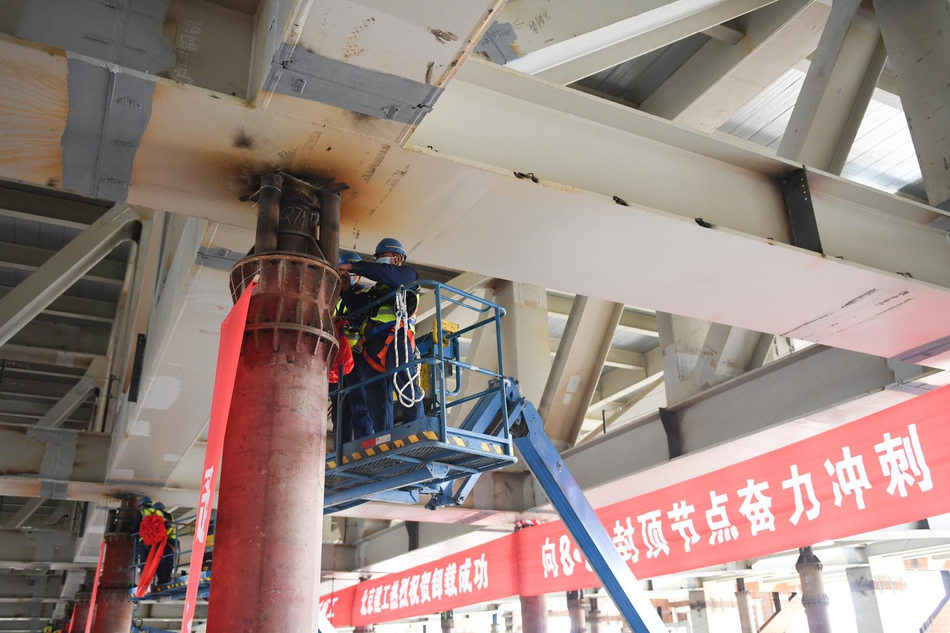 北京冬奥会主新闻中心完成国内最大规模钢结构桁架卸载