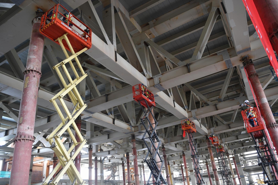 北京冬奥会主新闻中心完成国内最大规模钢结构桁架卸载