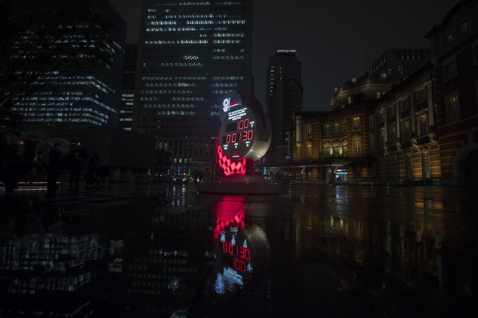 东京多地“亮灯”纪念奥运会倒计时100天