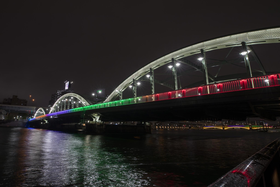 东京多地“亮灯”纪念奥运会倒计时100天