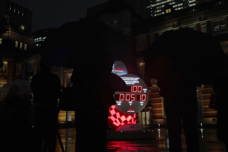 东京多地“亮灯”纪念奥运会倒计时100天
