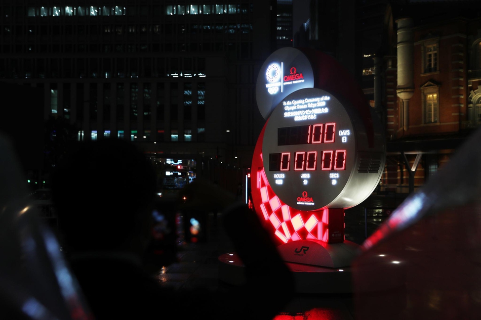 东京多地“亮灯”纪念奥运会倒计时100天