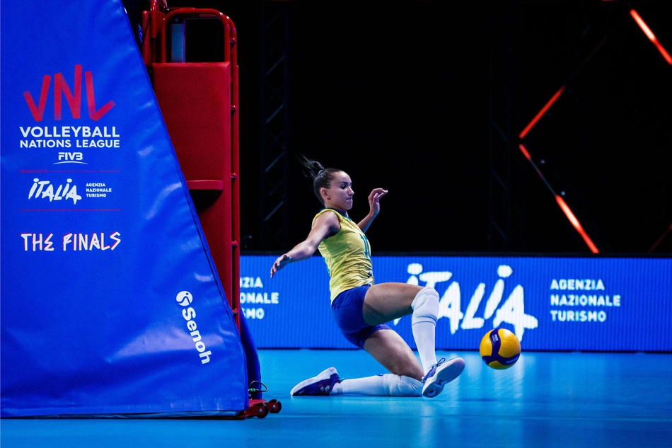 世联美国女排3-1逆袭巴西夺冠