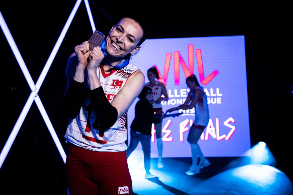 世联土耳其女排3-0日本夺季军