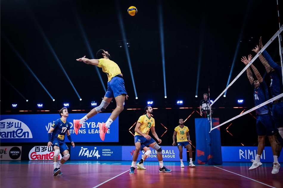 世联巴西男排3-0法国晋级决赛