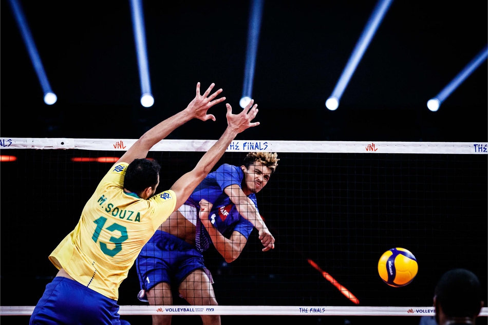 世联巴西男排3-0法国晋级决赛