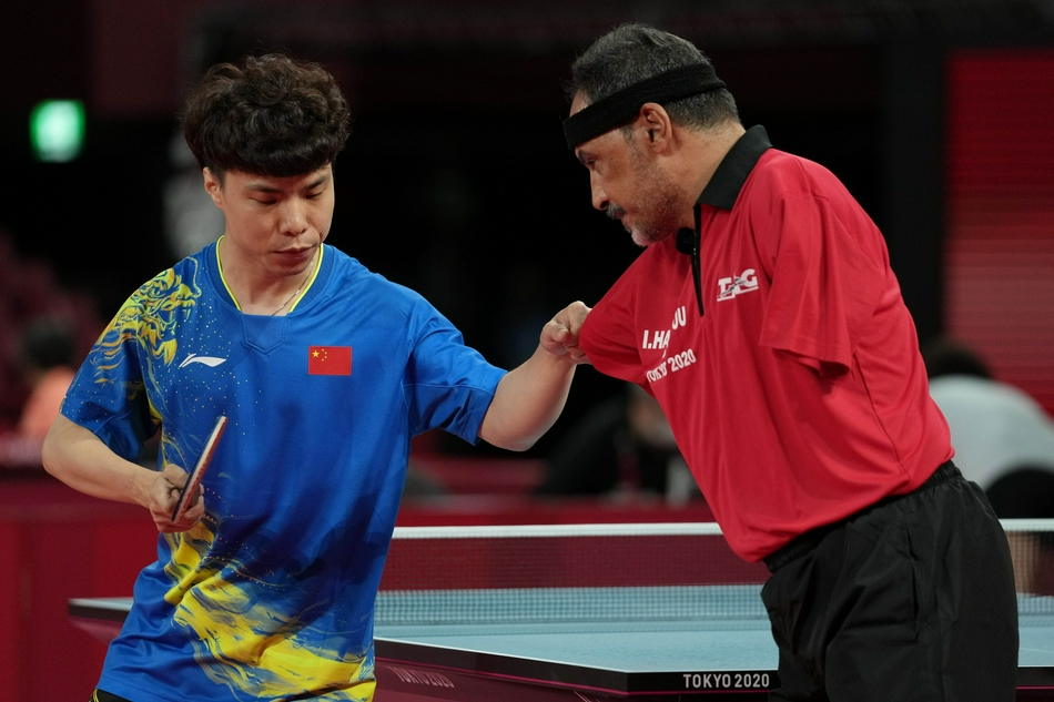 残奥会乒乓球选手用嘴控拍