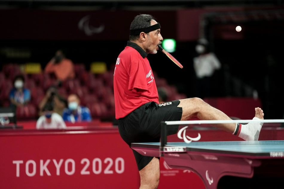 残奥会乒乓球选手用嘴控拍