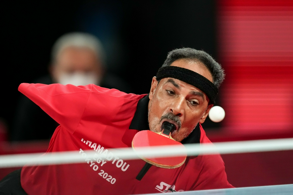 残奥会乒乓球选手用嘴控拍