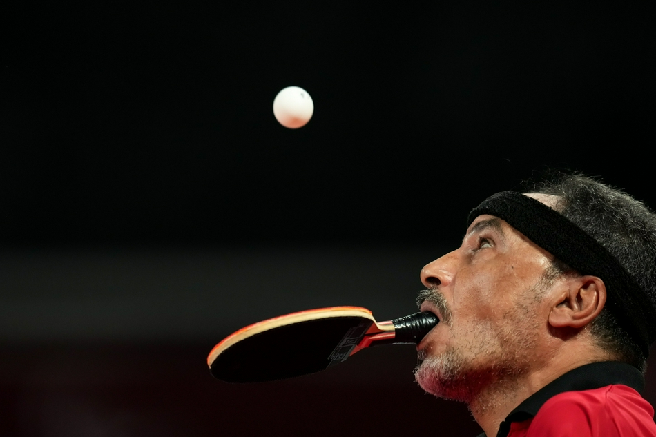 残奥会乒乓球选手用嘴控拍