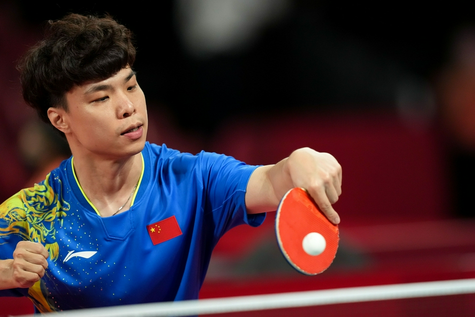 残奥会乒乓球选手用嘴控拍