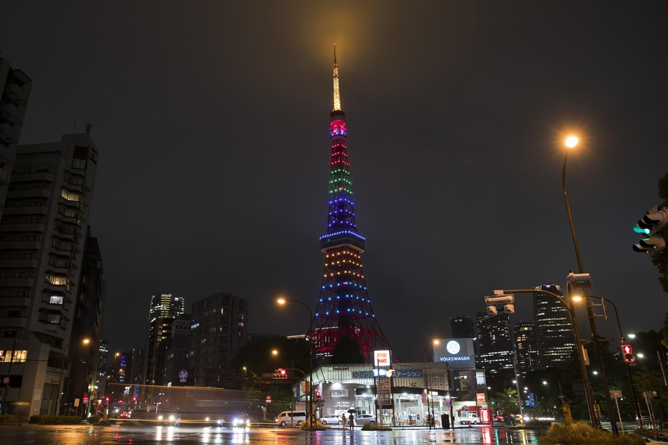 东京多地“亮灯”纪念奥运会倒计时100天