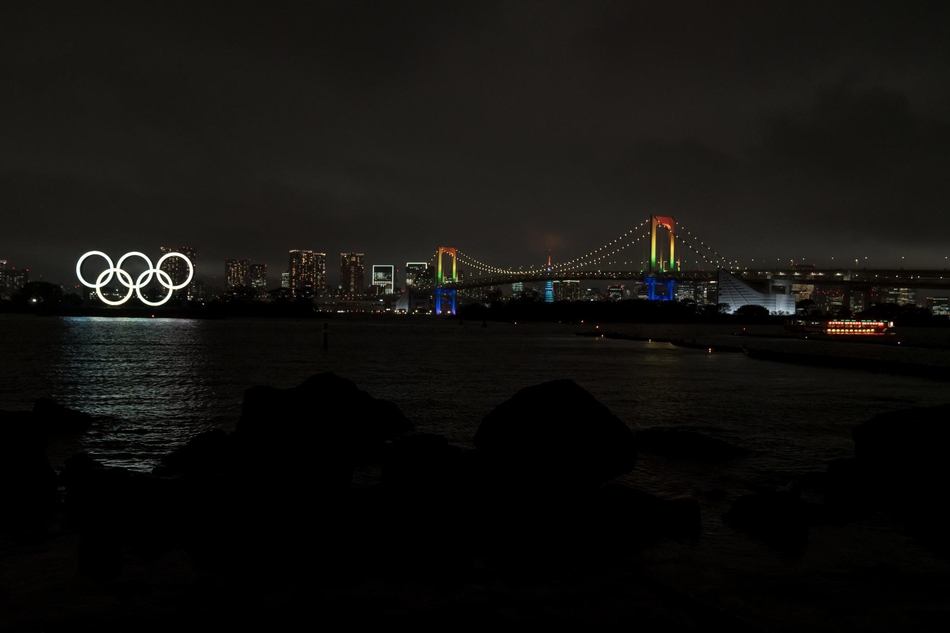 东京多地“亮灯”纪念奥运会倒计时100天