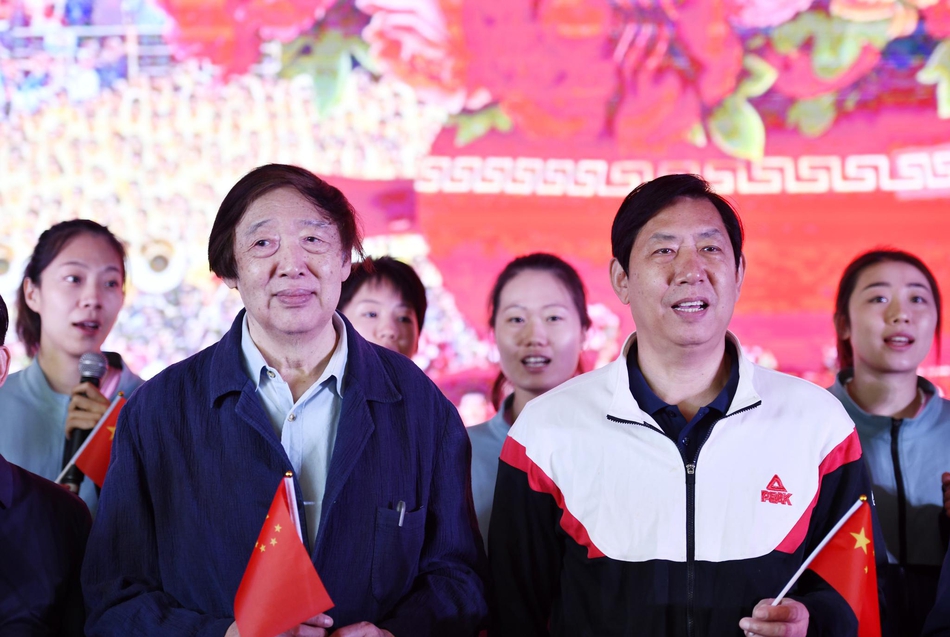 天津女排携全锦赛冠军奖杯亮相