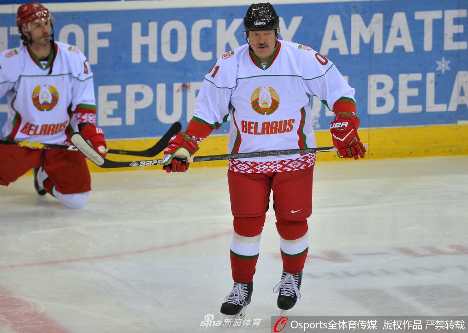 白俄罗斯总统参加冰球比赛