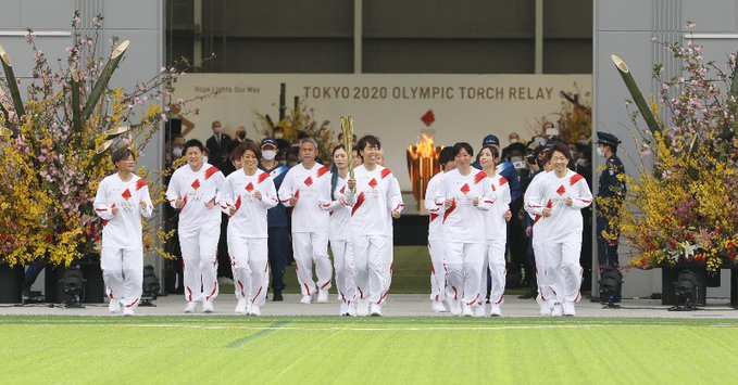 石原里美点燃火炬台日本女足首棒