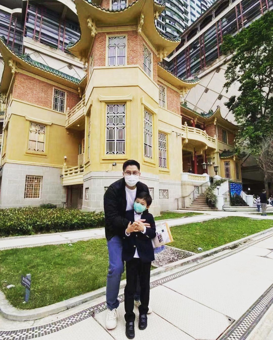 霍启刚带儿子游玩
