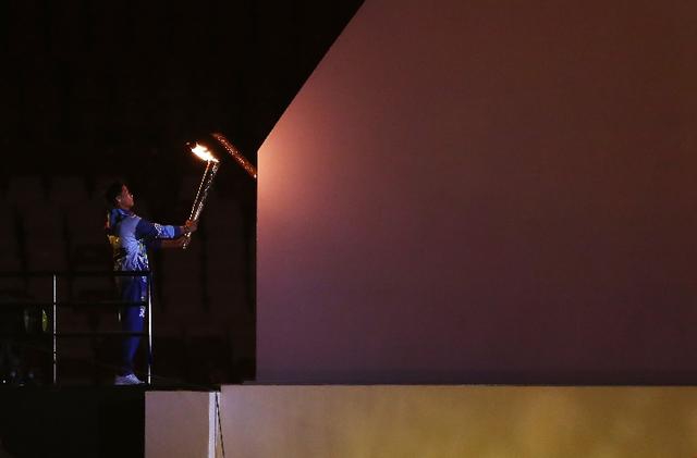 火炬手点燃主火炬