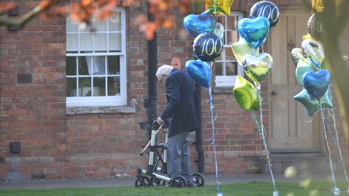 99岁二战老兵步行为医护募集资金