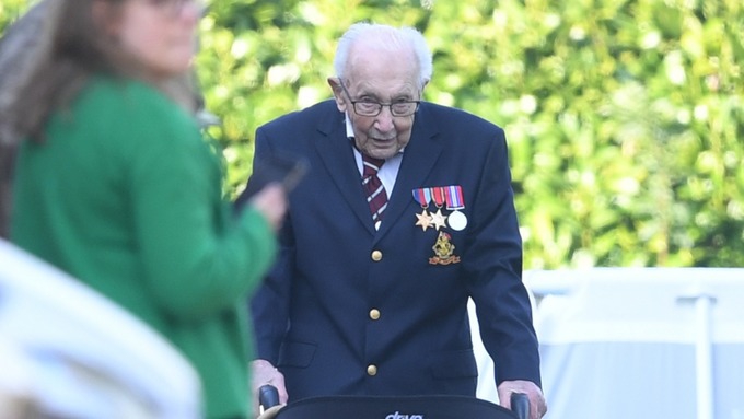 99岁二战老兵步行为医护募集资金