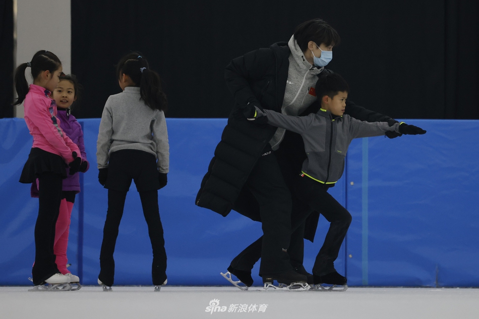 新浪直击庞清佟健继续追梦