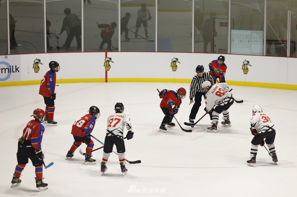 新浪直击-北京市青少年冰球俱乐部联赛季后赛